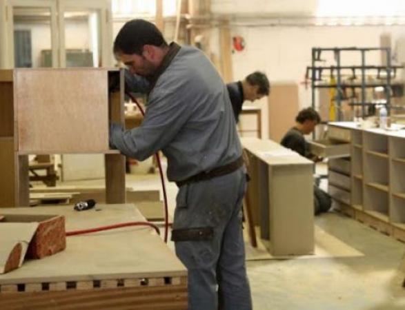 AYUDANTE TALLER  PARA MUEBLES NECESITO