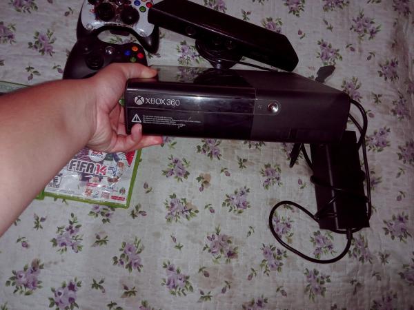 XBOX 360 CON SU KINE Y DOS PALANCA 