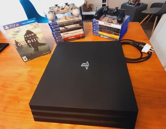 VENDO CONSOLA PS4 PRO SONY ORIGINAL 