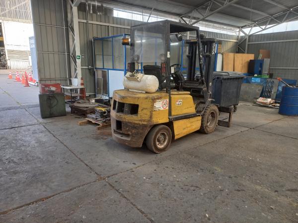  GRUA HORQUILLA 2.5 MARCA YALE 2000