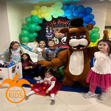 CELEBRA CON EL OSO  FREDDY.