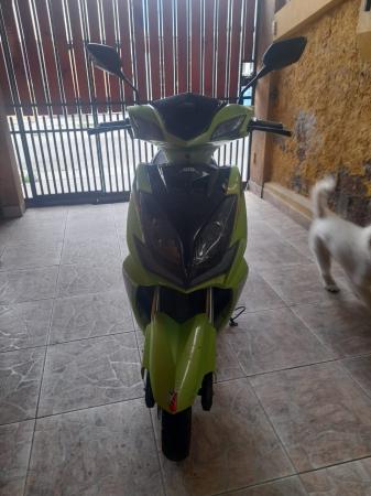 SE VENDE MOTO SEMI NUEVA