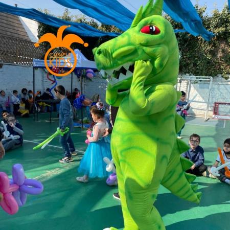 RECIBE UNA GRAN VISITA DE UN DINOSAURIO