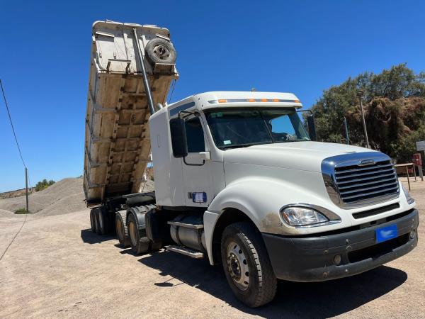 FREIGHTLINER CON BATEA RANDON 2015