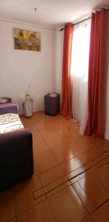 PIEZA AMPLIA ARRIENDO ,AMOBLADA.MUJER.
