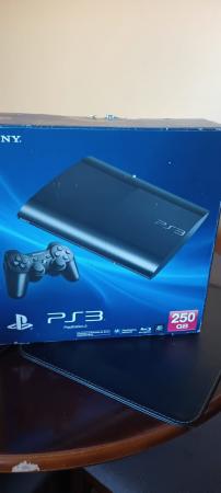 SE VENDE PLAYSTATION 3, SEMI NUEVO. 