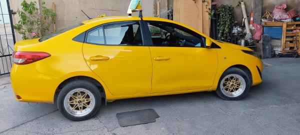 SE VENDE COLECTIVO TOYOTA YARIS 2020 FULL EQUIPO