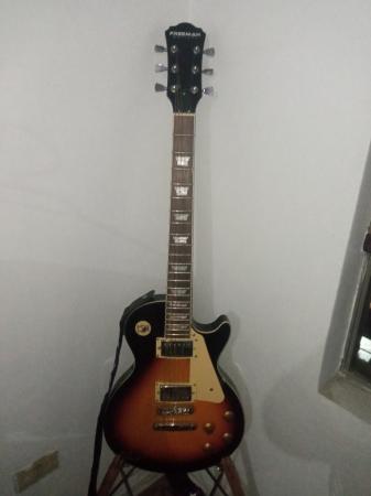 GUITARRA ELECTRICA FREEMAN CON CORREA Y AMPLIFICAD