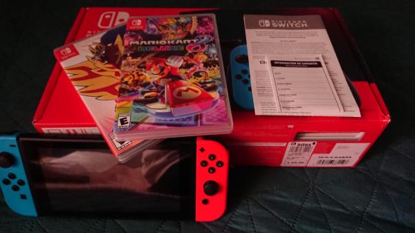 NINTENDO SWITCH NUEVA CON 2 JUEGOS