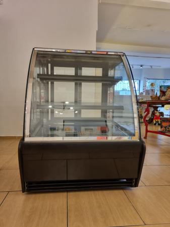 SE VENDE VITRINA PASTELERA REFRIGERADA