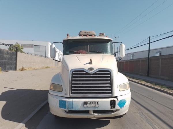 TRACTO CAMIÓN CON SEMI REMOLQUE MACK