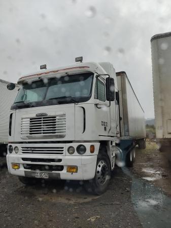 VENDO TRACTO- CAMIÓN FREIGHTLINER 