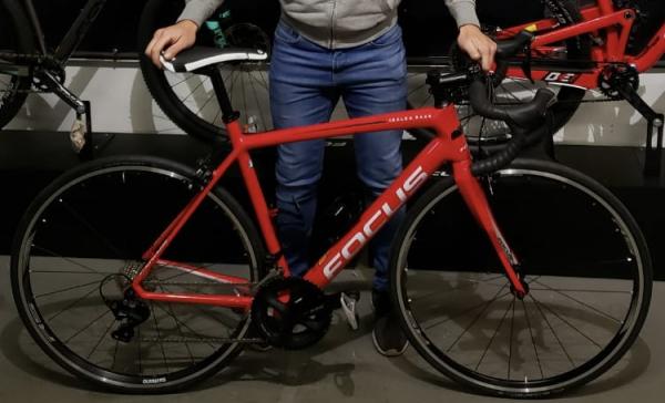 BICICLETA DE RUTA FOCUS IZALCO RACE 