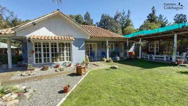 VENDO CASA CON MEDIALUNA Y CABAÑA.