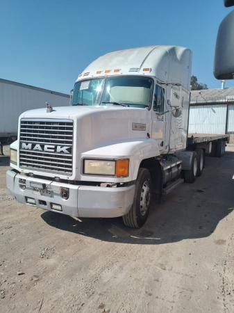 TRACTO CAMIÓN MACK CH613