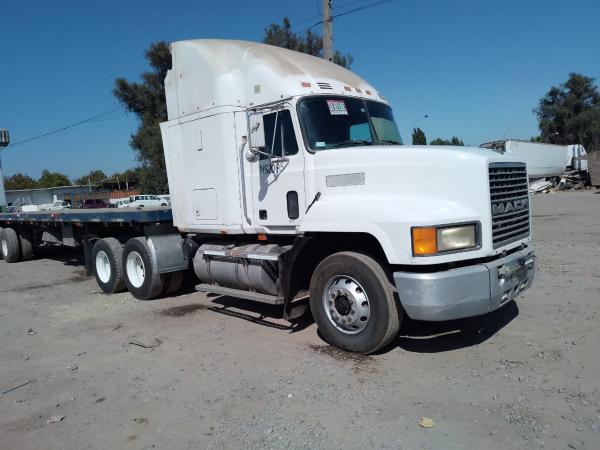 TRACTO CAMIÓN MACK CH613 