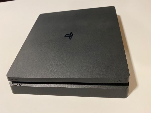 VENDO PLAYSTATION 4 SLIM 500 GB UN AÑO DE USO