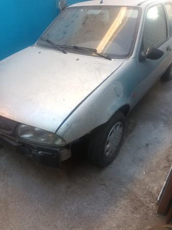 VENDO AUTO FORD FIESTA 1.3 AÑO 1998 PARA DESARME