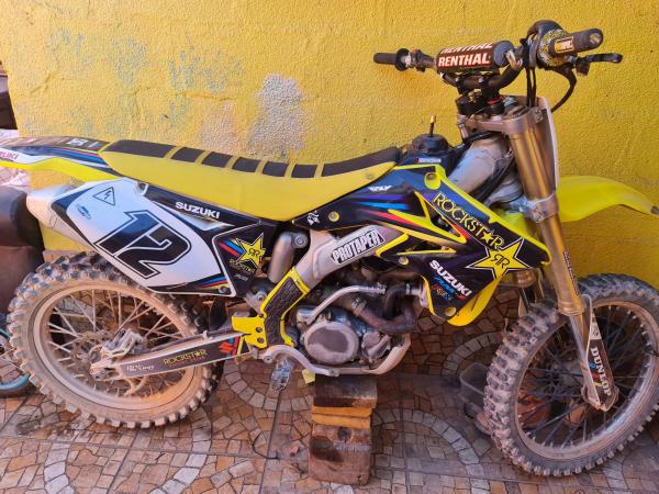 VENDE MOTO MARCA SUZUKI RMZ 250 