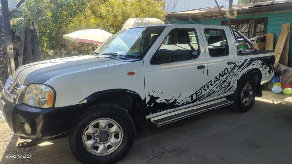 VENDO CAMIONETA NISSAN TERRANO 2010