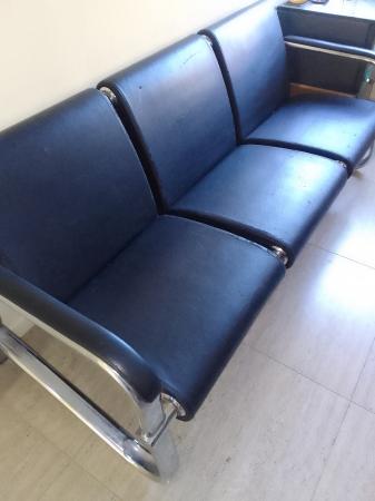 SOFA DE ECOCUERO NEGRO MARCA OFFICENTER