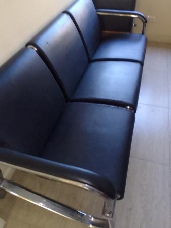 SOFA DE ECOCUERO NEGRO MARCA OFFICENTER
