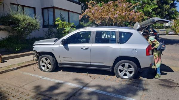 VENDO JEEP COMPASS 2011 2.4 4WD CHOCADO