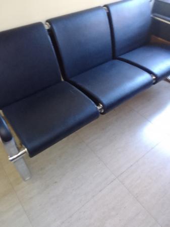 SOFA DE ECOCUERO NEGRO MARCA OFFICENTER