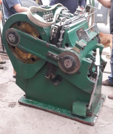 MAQUINA TROQUELADORA DE MANDÍBULA