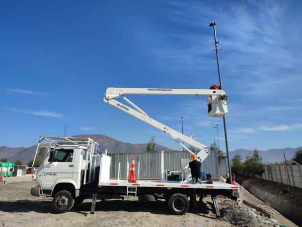 CAMIÓN GRÚA CON CAPACHO ALZA HOMBRE