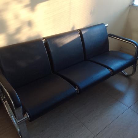 SOFA DE ECOCUERO NEGRO MARCA OFFICENTER