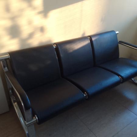 SOFA DE ECOCUERO NEGRO MARCA OFFICENTER