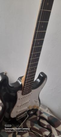  VENDO GUITARRA  FENDER Y AMPLIFICADOR PEAVEY 