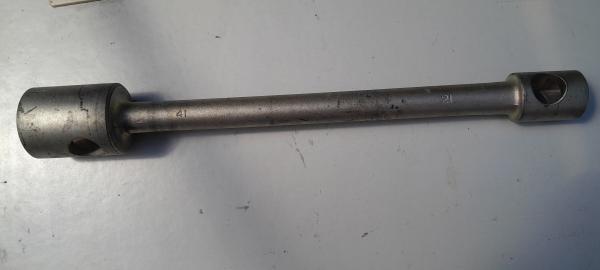 LLAVE RUEDA DE CAMIÓN 41 X 21 NUEVA 