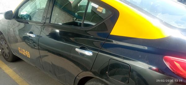 TAXI NISSAN VERSA POR APURO