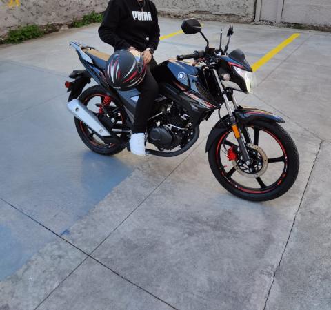MOTO HAOJUE KA-150 + DOS CASCOS ATHOS