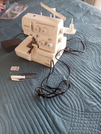 MÁQUINA DE COSER OVERLOCK