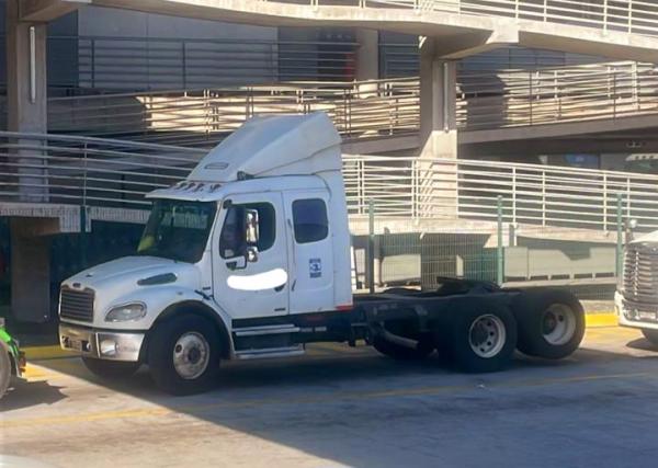 TRACTO CAMIÓN FREIGHTLINER M2