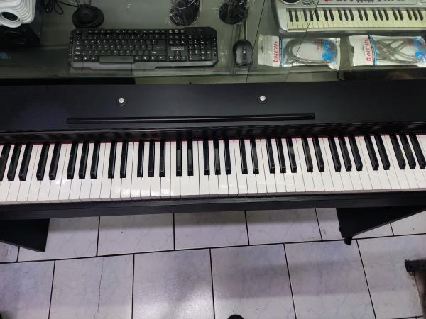 PIANO CASIO ESTUPENDO E IMPECABLE
