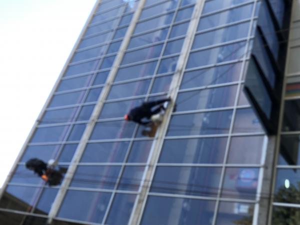 LIMPIEZA DE VIDRIOS FACHADA CON HIDROLAVADORA