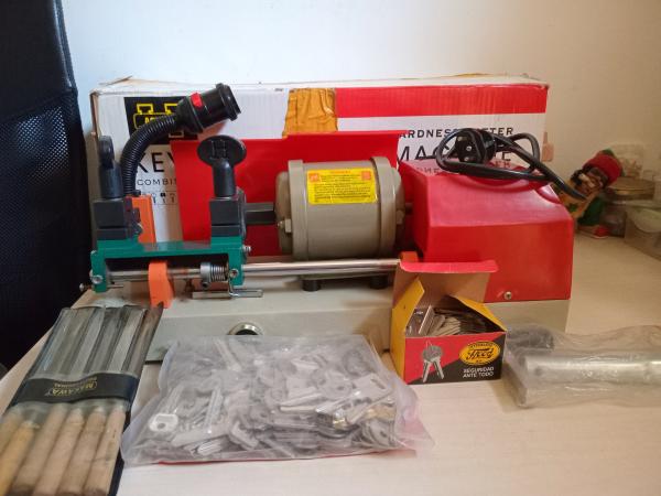 VENDO DUPLICADORA DE LLAVES KIT DE LIMAS Y PALETAS