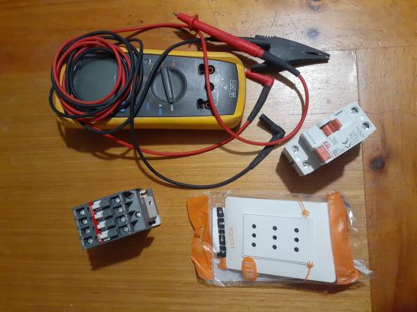 OFREZCO TRABAJOS ELECTRICOS A DOMICILIO Y EMPRESAS