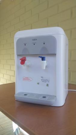 DISPENSADOR DE AGUA ELÉCTRICO DE ESCRITORIO
